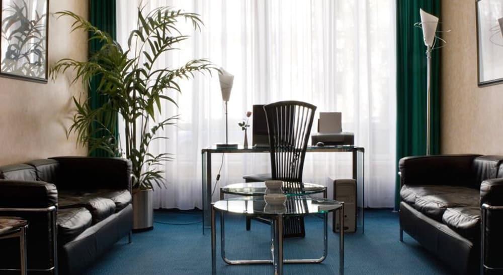 HOTEL ALT-TEMPELHOF photo 2