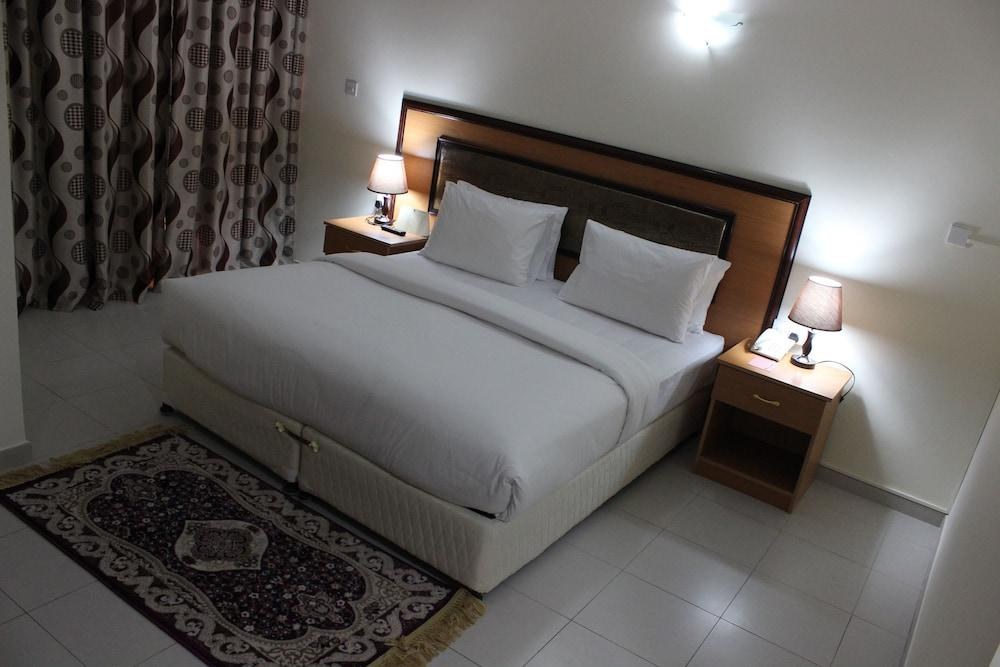 MONTREAL NAIF HOTEL