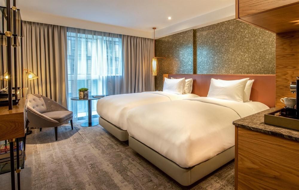 Lincoln Plaza London, Curio Collection by Hilton