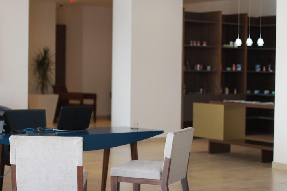HS HOTSSON Hotel Puebla