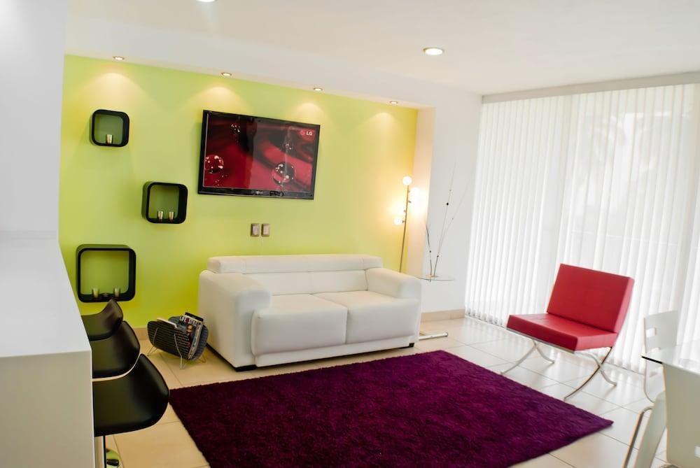 Ramada by Wyndham Acapulco Hotel & Suites photo 2