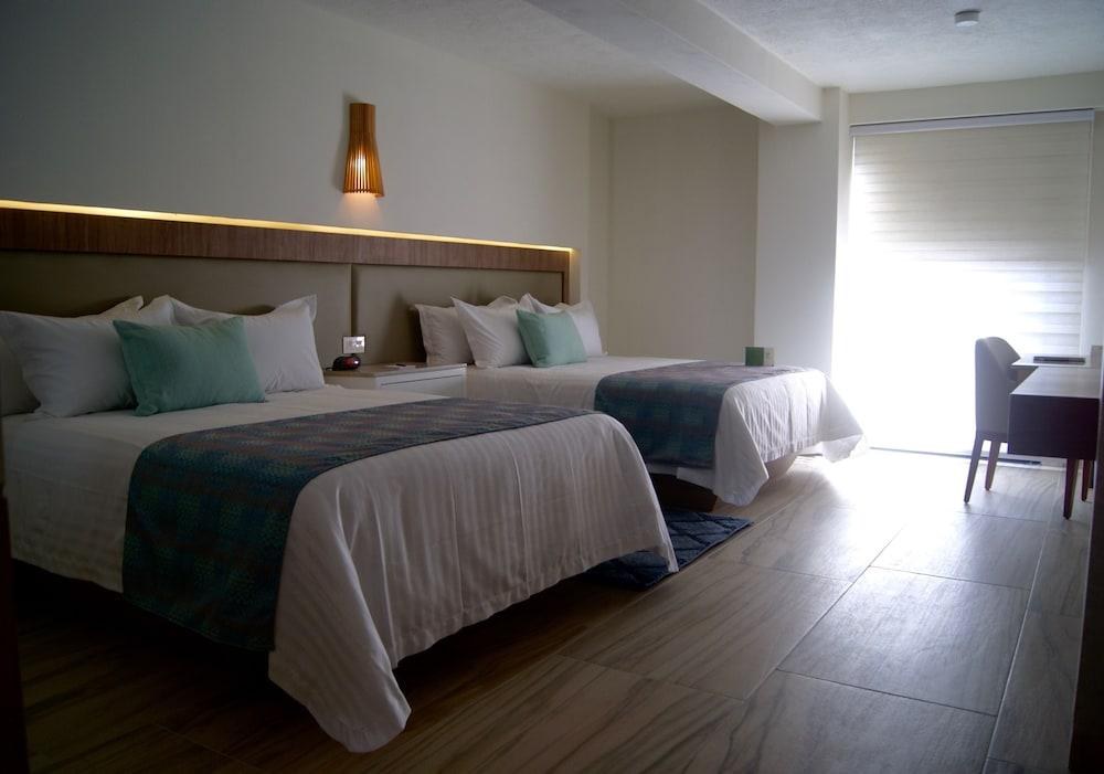 Hotel Velvet Plaza photo 2