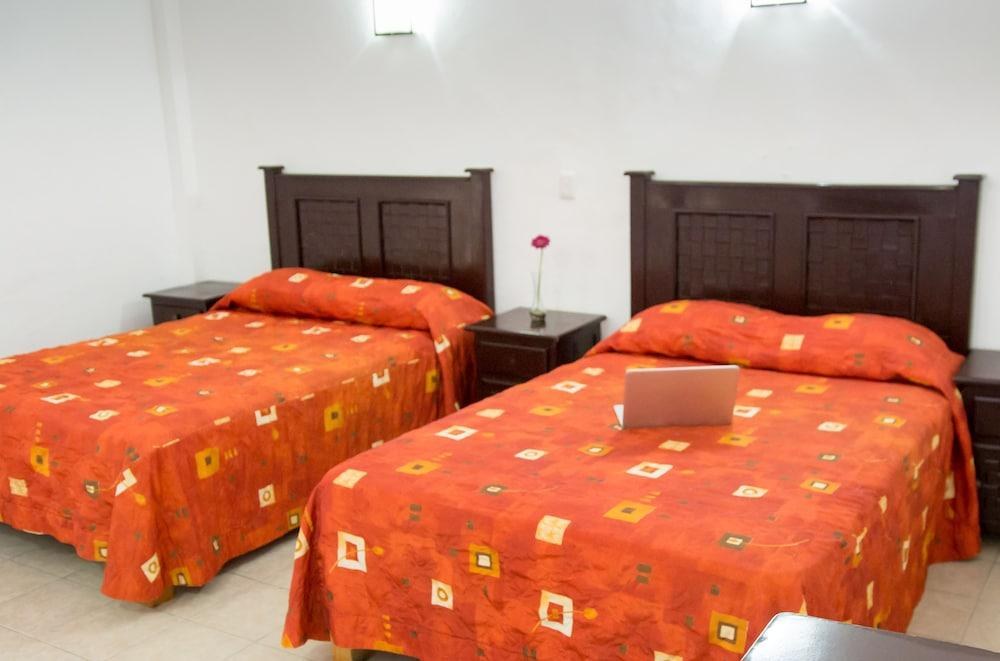 Hotel Zirahuen photo 4