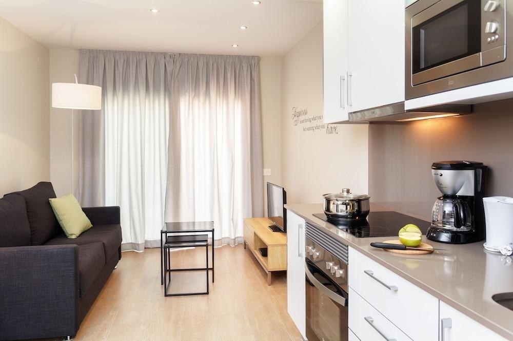 FEELATHOME PLAZA APARTMENTS photo 2