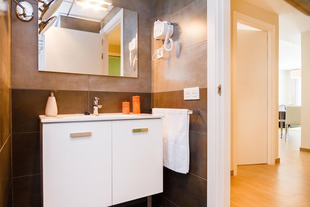 FEELATHOME PLAZA APARTMENTS photo 3