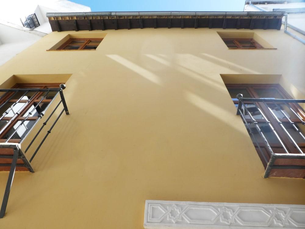 APARTAMENTOS NAHIRA SUITES 3000
