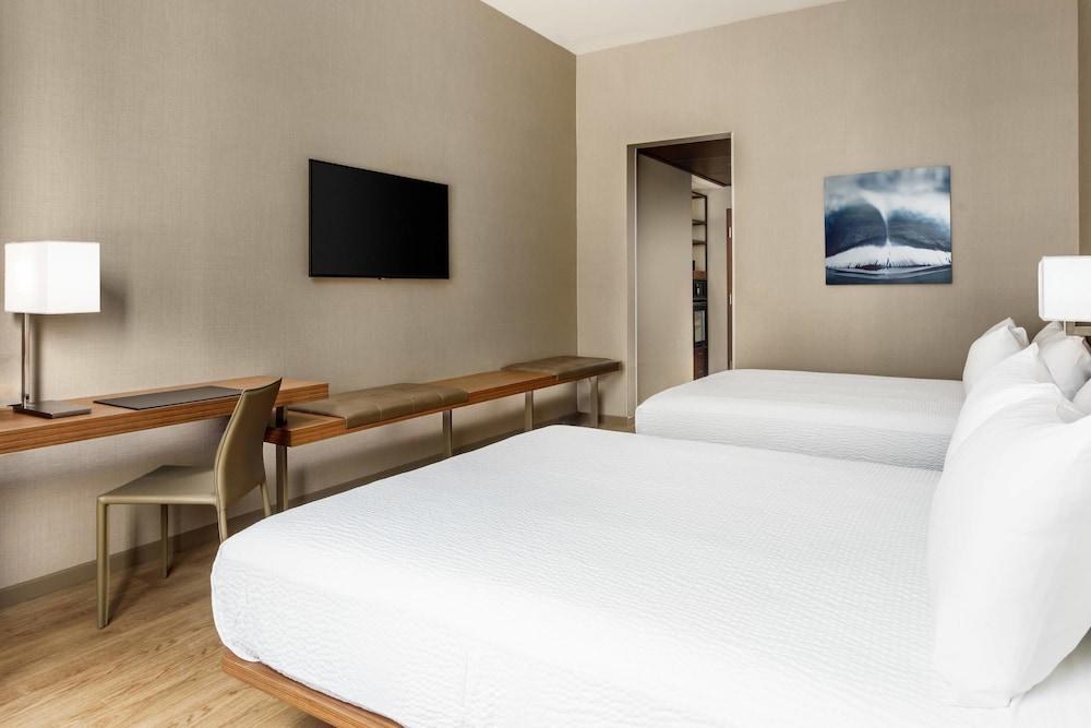 AC HOTEL SAN FRANCISCO AIRPORT/OYSTER POINT WATERFRONT photo 2
