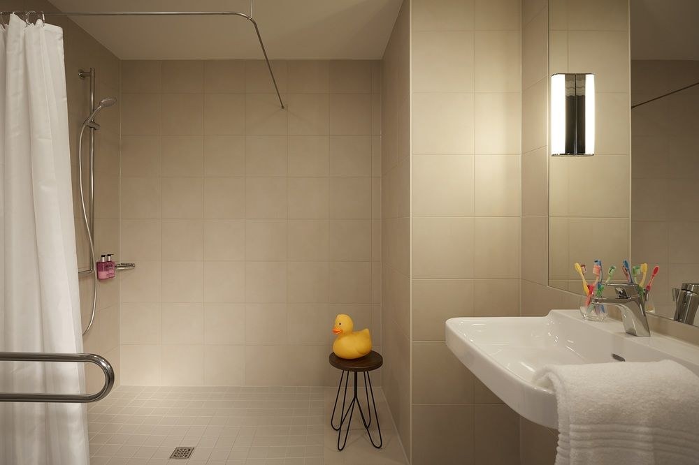MOXY LONDON HEATHROW AIRPORT photo 3