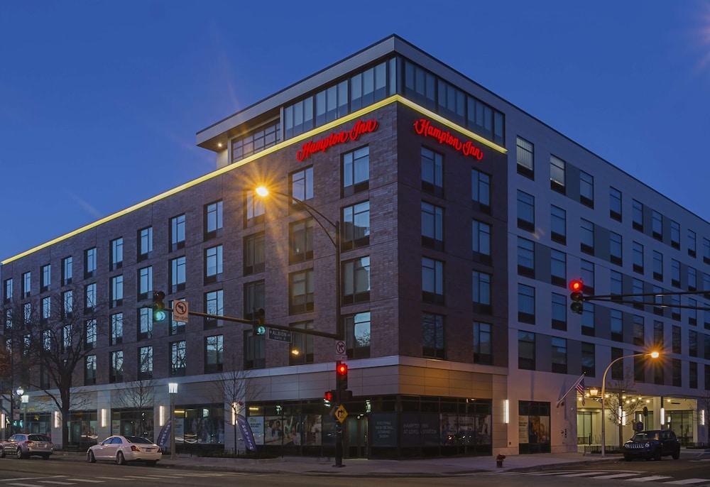 Hampton Inn Chicago North-Loyola Station photo 3