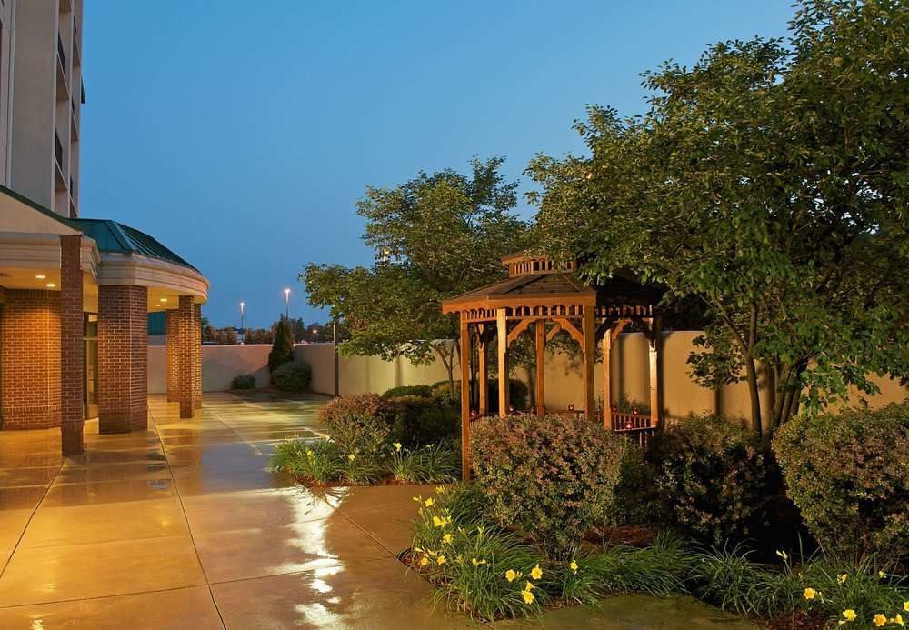 COURTYARD BLOOMINGTON photo 1