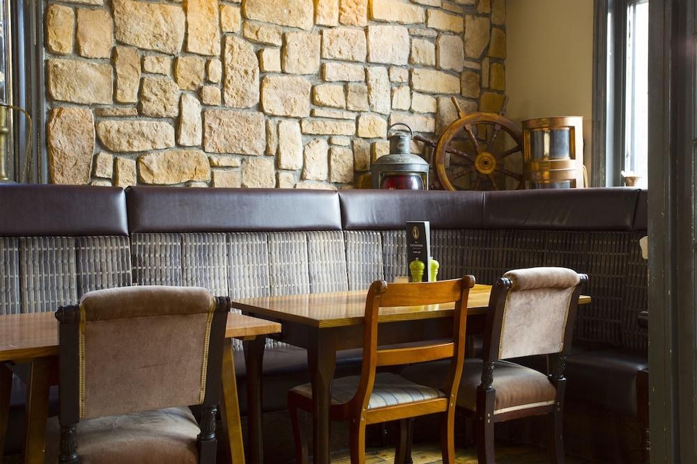 The Captain Cook Hotel photo 4