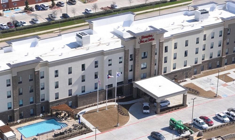 Hampton Inn & Suites Dallas/Ft. Worth Airport South photo 2