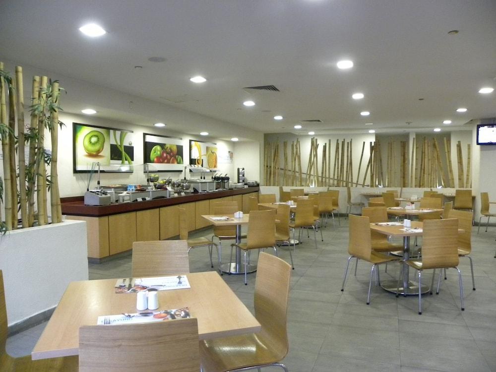 Holiday Inn Express Guadalajara Expo photo 2