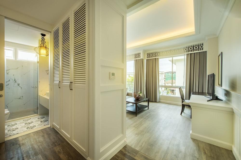Siam Tharadol photo 3