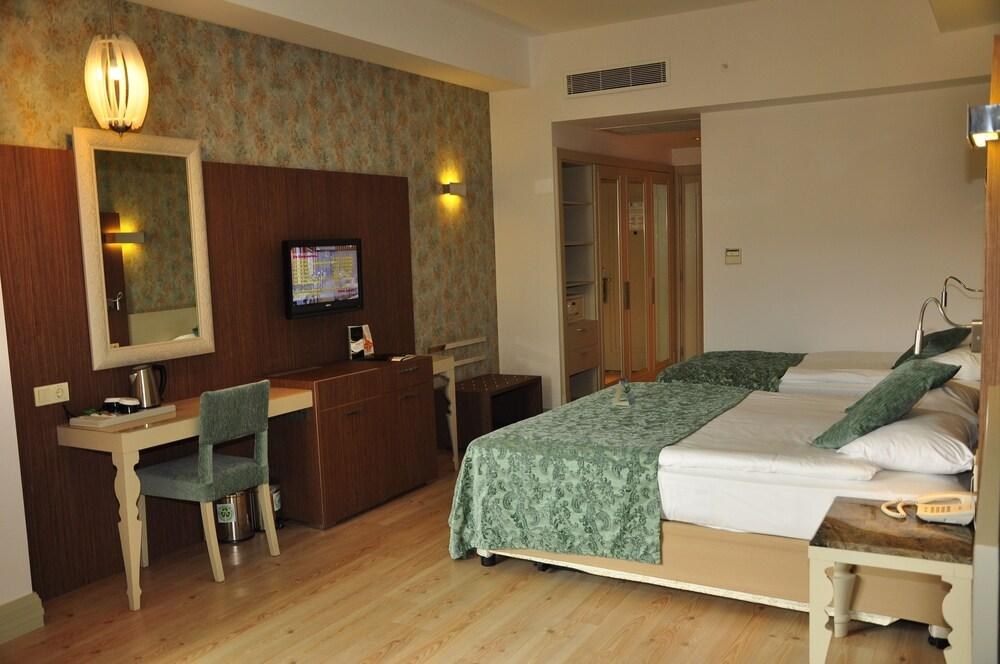 PORT SIDE RESORT HOTEL photo 2