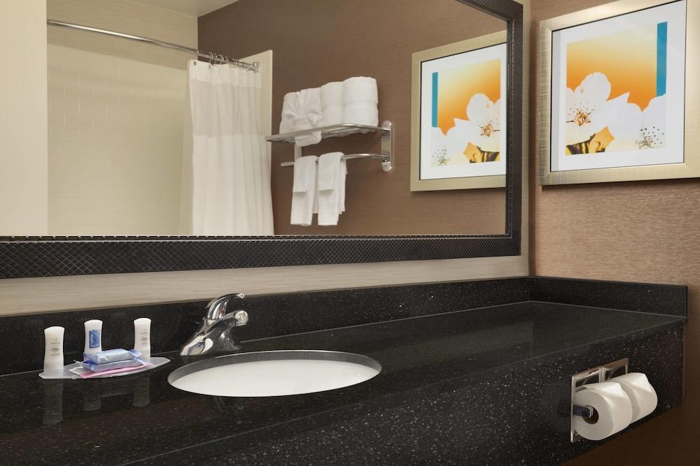 FAIRFIELD INN  SUITES FORT WORTH UNIVERSITY DRIVE photo 3