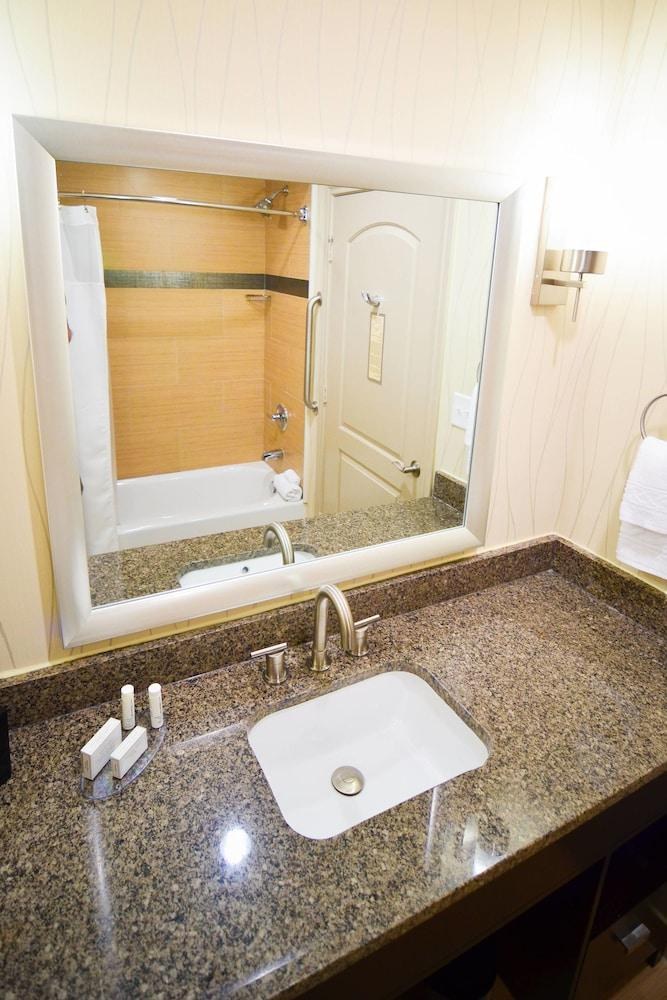 FAIRFIELD INN  SUITES HOUSTON NORTH/SPRING photo 3