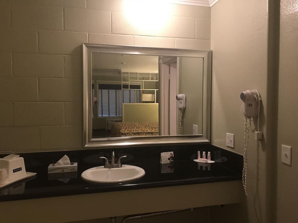 Ramada by Wyndham Anaheim Convention Center photo 2