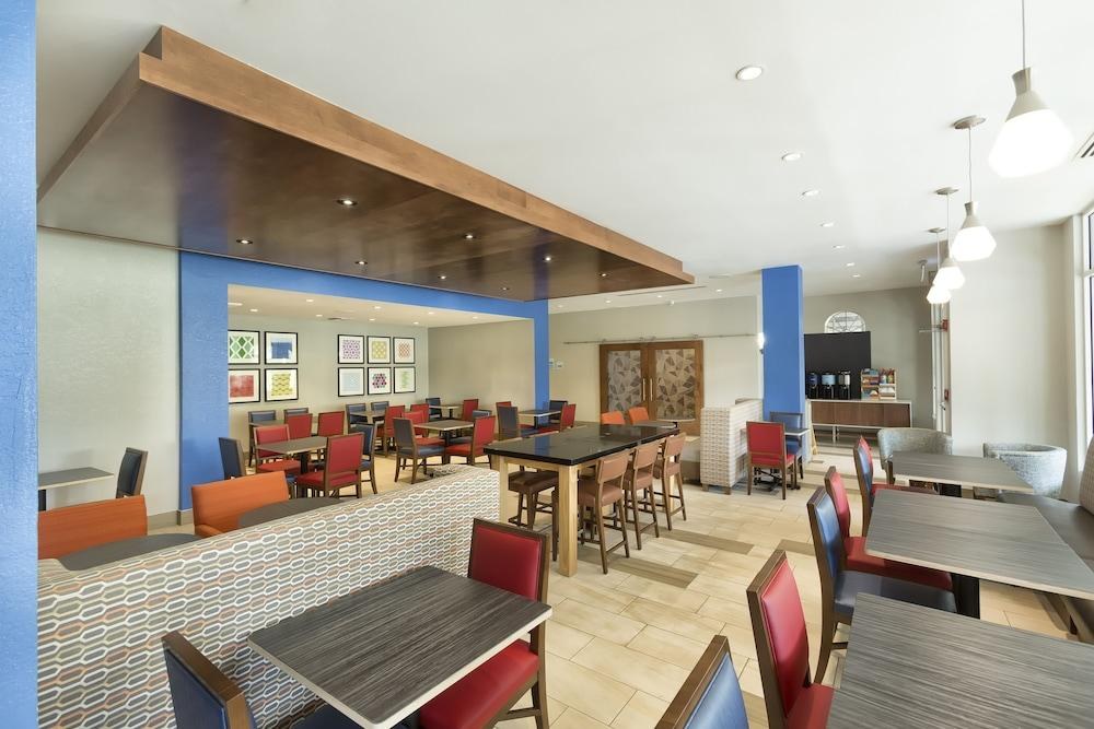 Holiday Inn Express & Suites S Lake Buena Vista photo 2