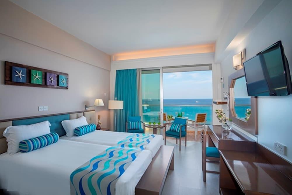 CAVO MARIS BEACH HOTEL photo 2