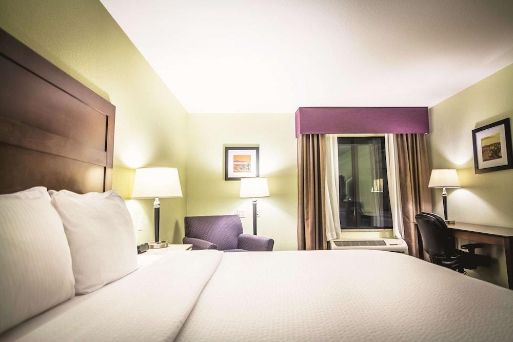 La Quinta Inn & Suites by Wyndham Las Vegas Airport South photo 1