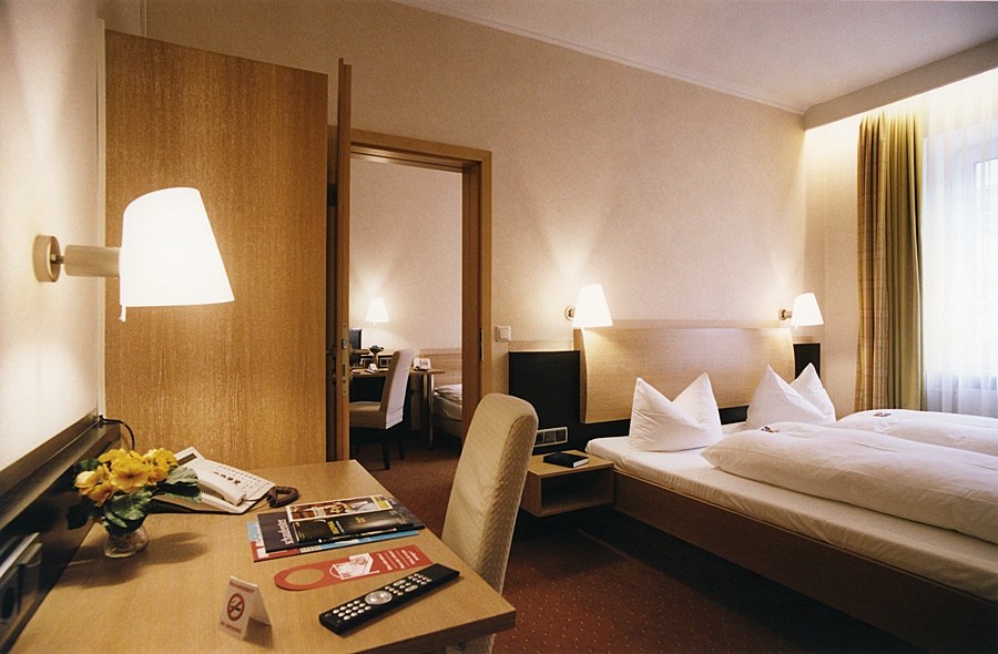 JEDERMANN photo 1