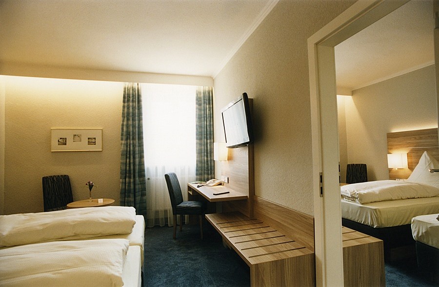 JEDERMANN photo 3