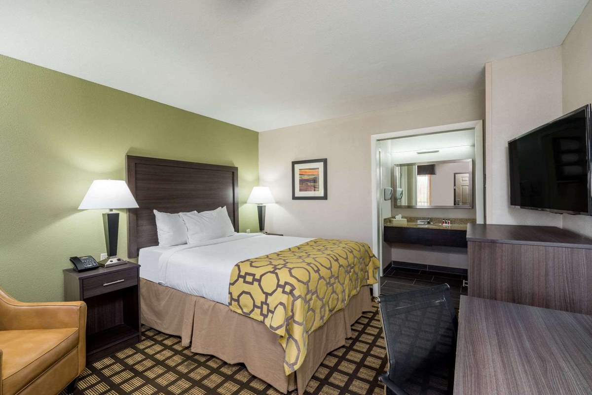 Baymont by Wyndham Clarksville photo 1