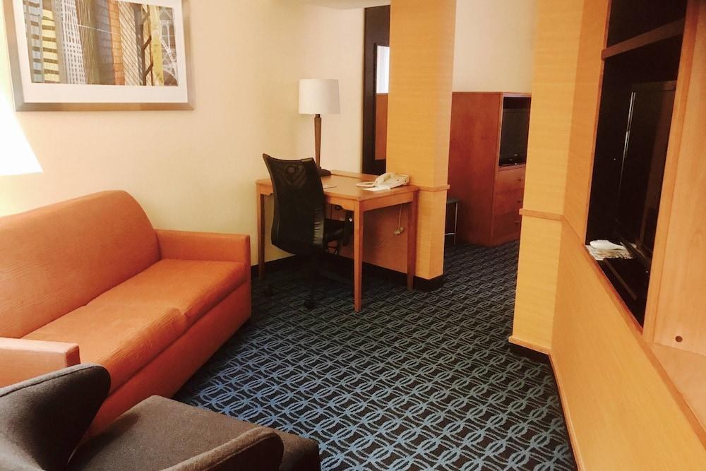 FAIRFIELD INN  SUITES SACRAMENTO AIRPORT NATOMAS photo 2