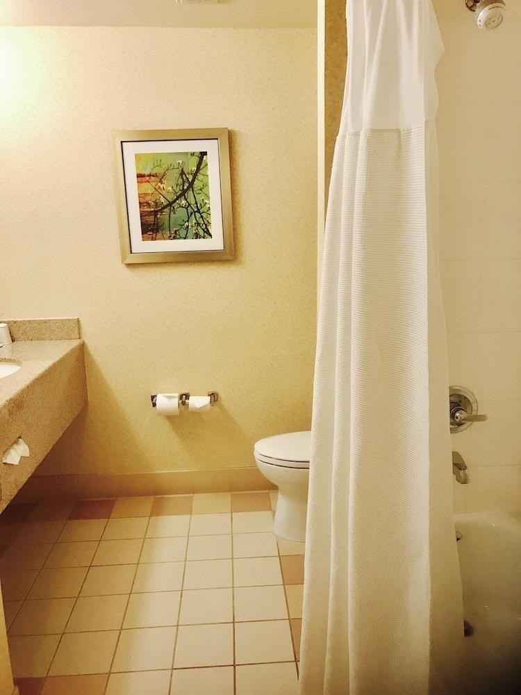 FAIRFIELD INN  SUITES SACRAMENTO AIRPORT NATOMAS photo 3