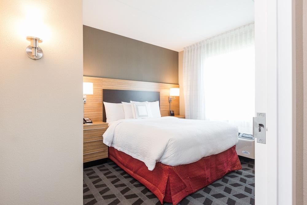 TOWNEPLACE SUITES EDMONTON SOUTH photo 1