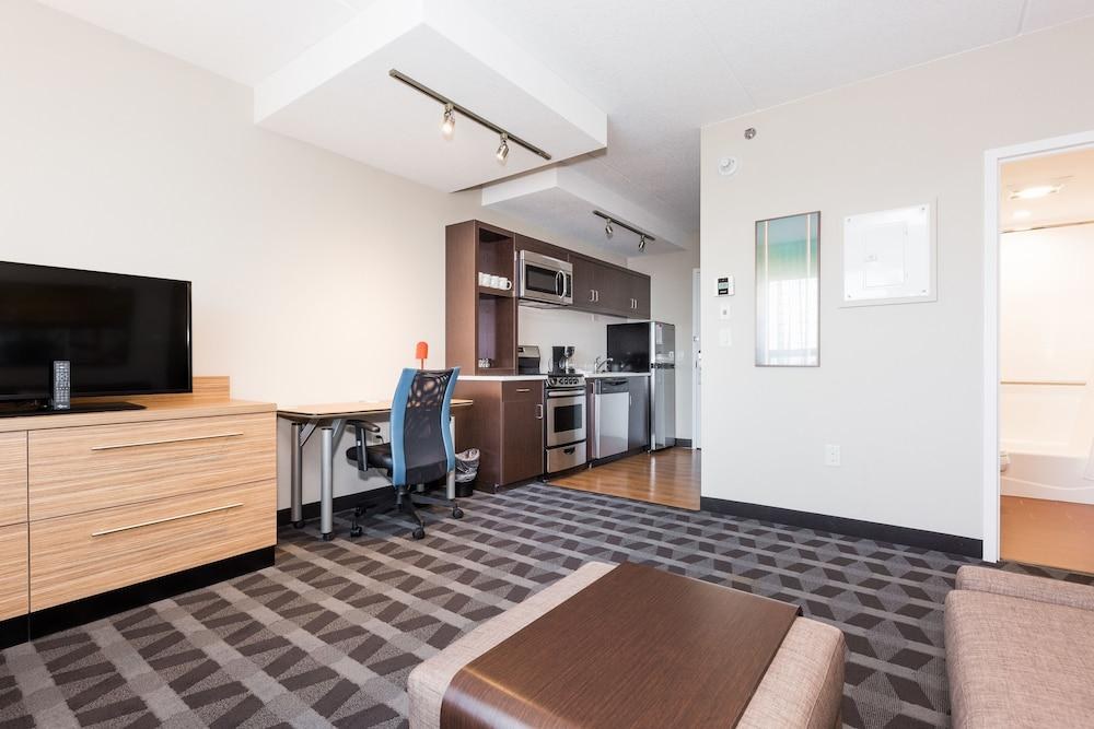 TOWNEPLACE SUITES EDMONTON SOUTH photo 2