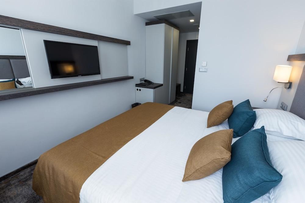 Best Western Plus Premium Inn photo 2