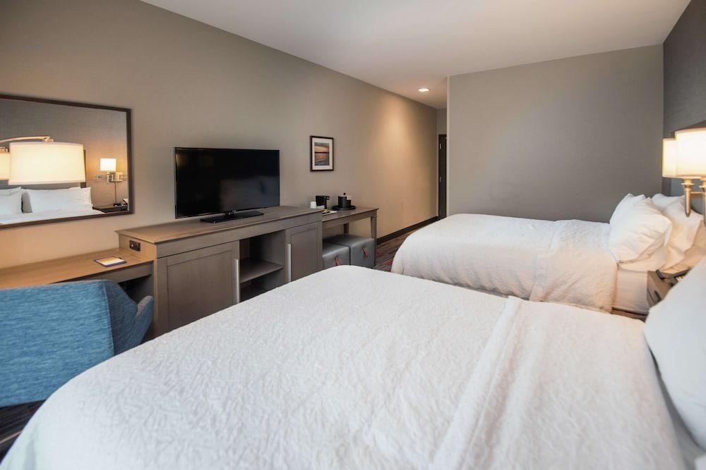 Hampton Inn & Suites at Wisconsin Dells Lake Delton photo 2