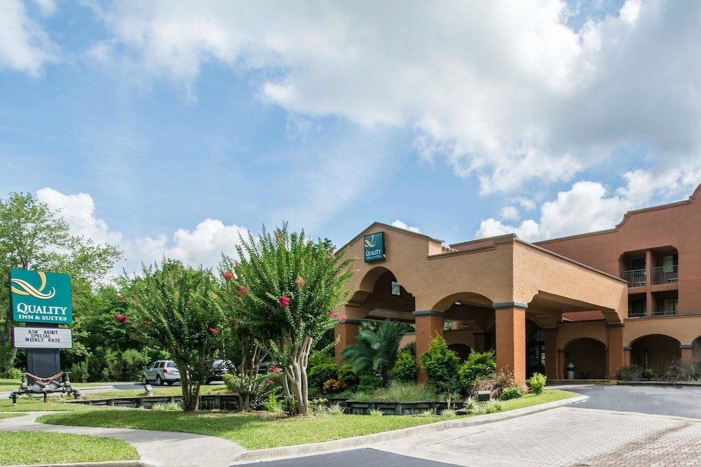 QUALITY INN & SUITES