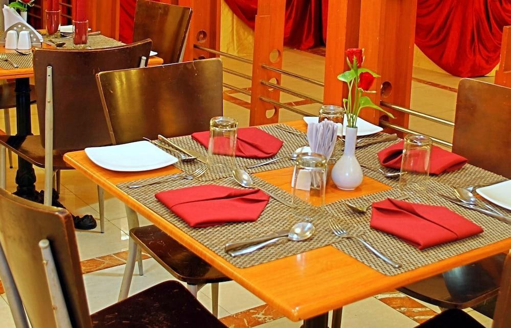 THE HOTEL ROYAL PLAZA photo 2