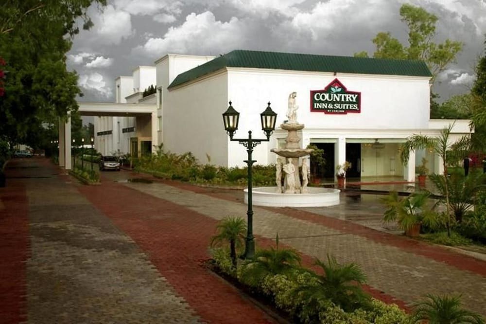 Country Inn & Suites by Radisson, Delhi Satbari
