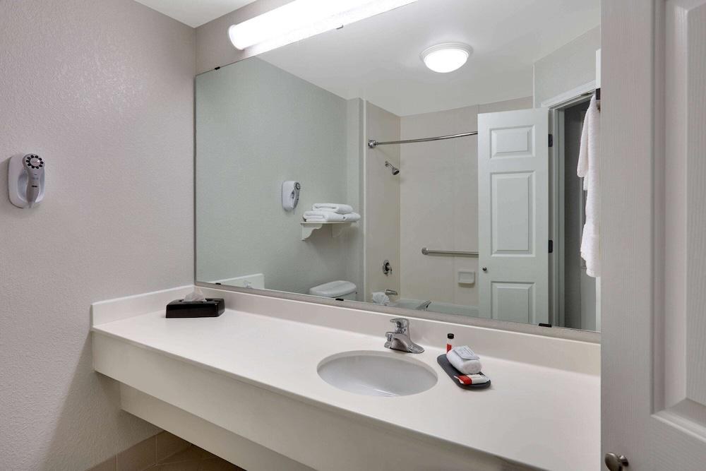 La Quinta Inn & Suites Dallas/North Central photo 2