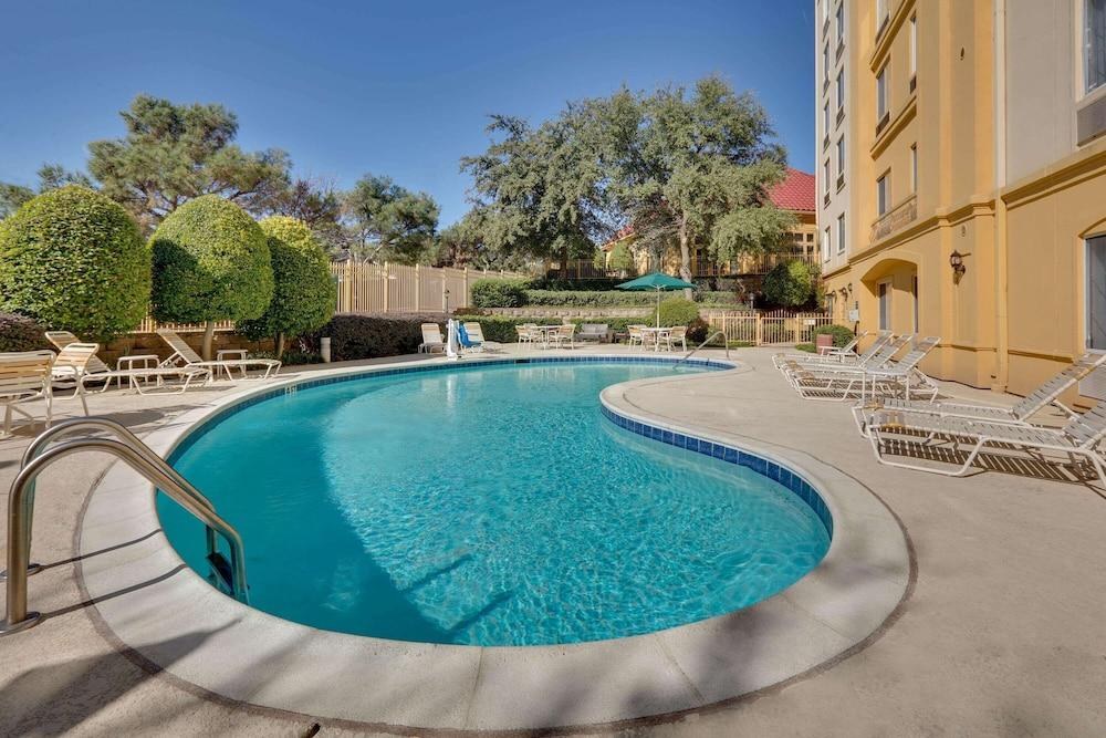 La Quinta Inn & Suites Dallas/North Central photo 3