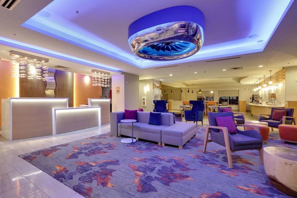 La Quinta Inn & Suites Dallas Love Field photo 2