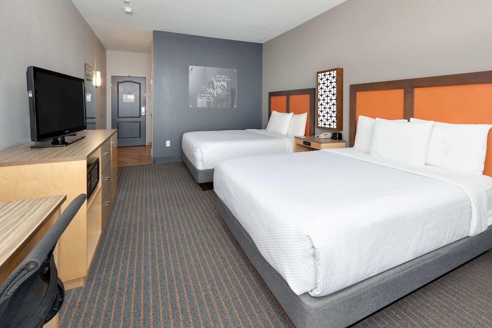 La Quinta Inn & Suites Dallas Love Field photo 4