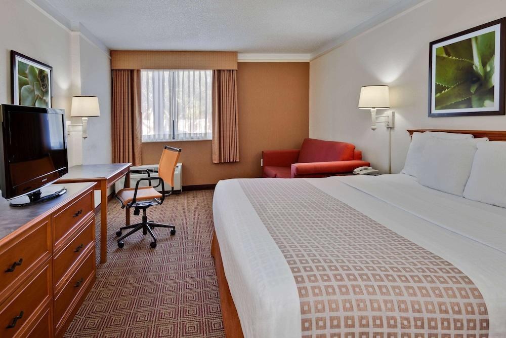 LA QUINTA INN & SUITES FT LAUDERDALE CYPRESS CREEK photo 4