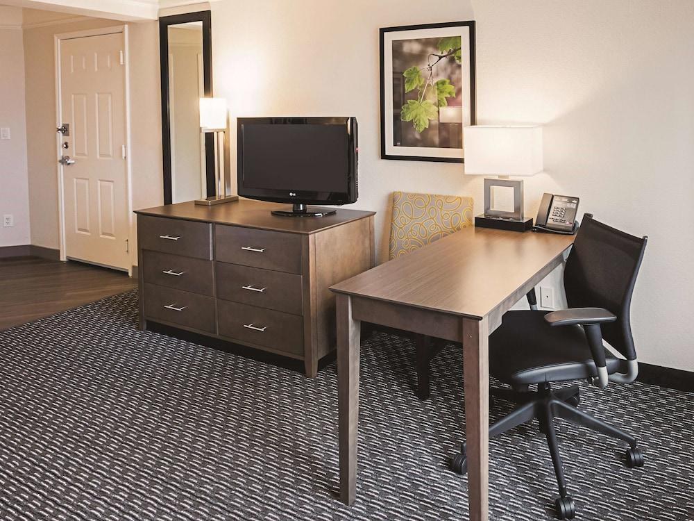 La Quinta Inn & Suites Forth Worth Southwest photo 2