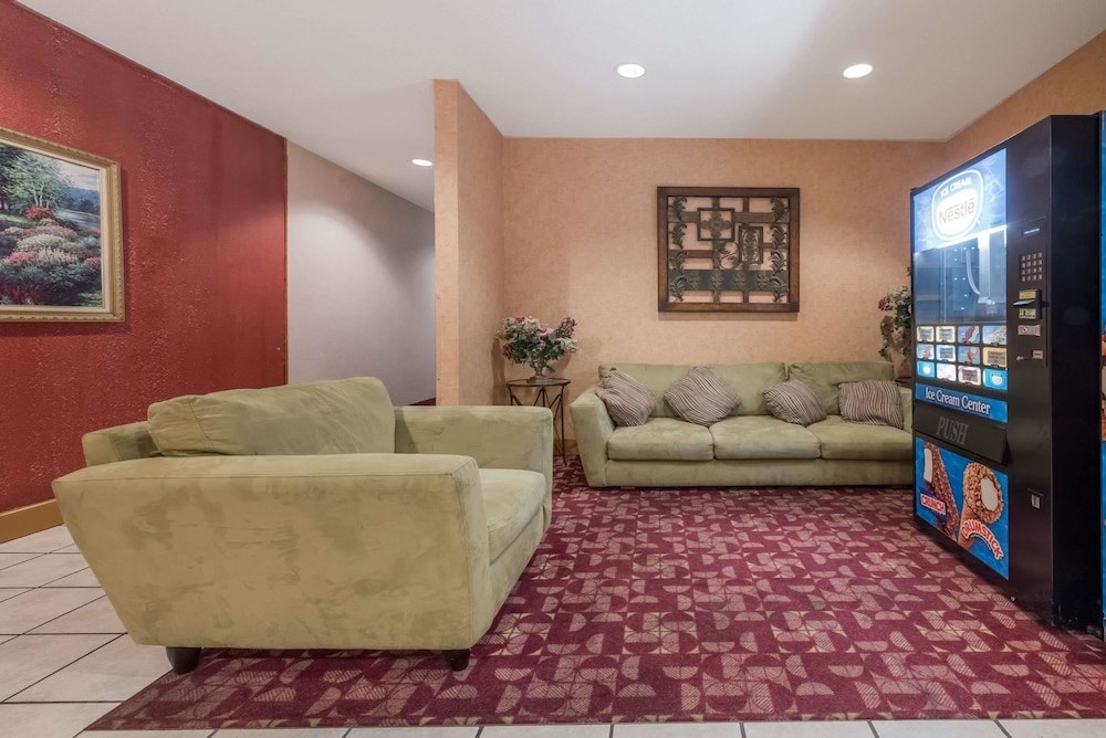 Super 8 by Wyndham Fort Worth South photo 1