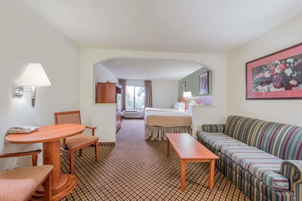 Super 8 by Wyndham Fort Worth South photo 3