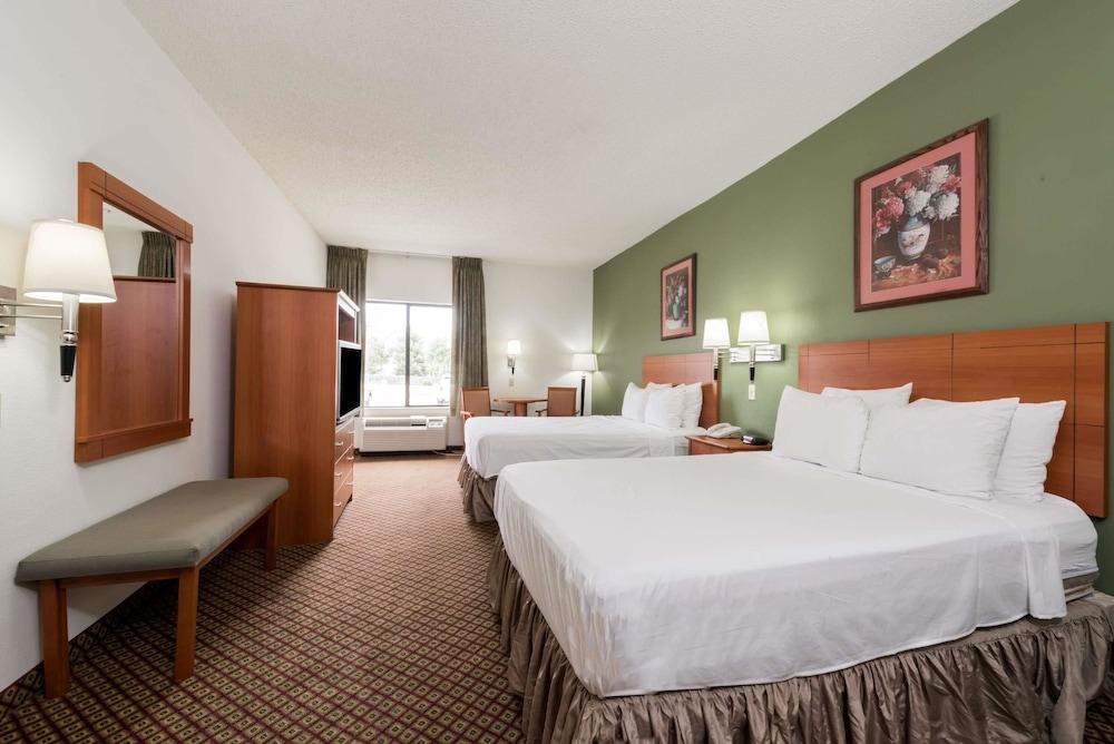 Super 8 by Wyndham Fort Worth South photo 4