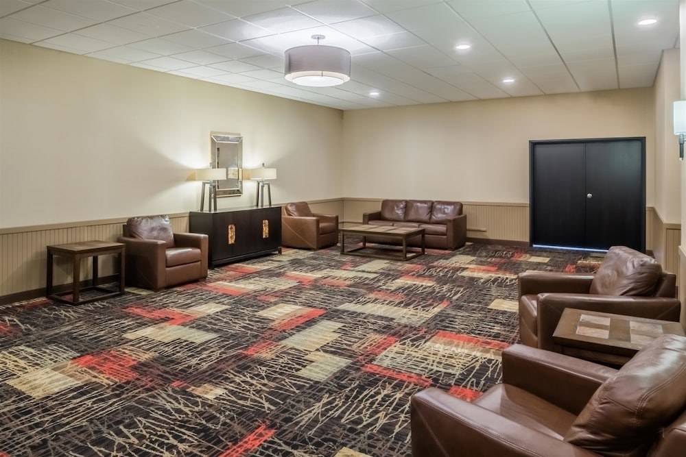 Ramada by Wyndham Grand Forks photo 1