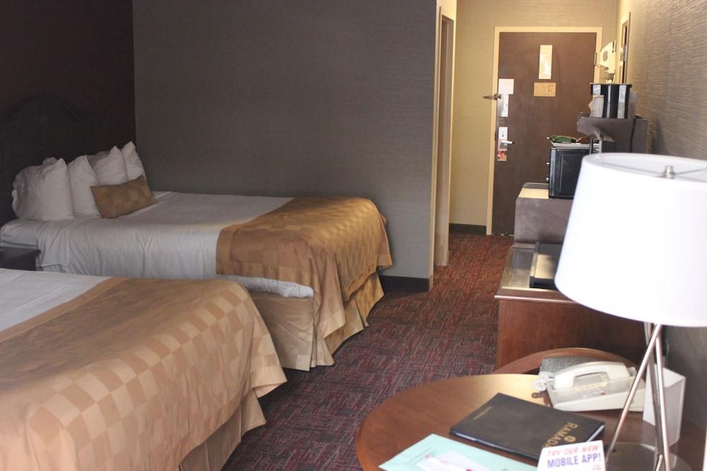 Ramada by Wyndham Grand Forks photo 2
