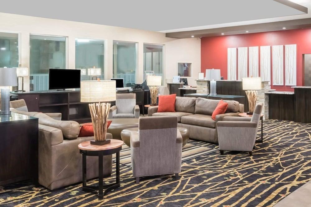 Ramada by Wyndham Grand Forks photo 3