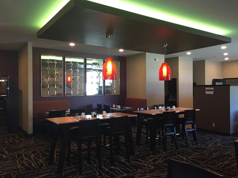 Ramada by Wyndham Grand Forks photo 4